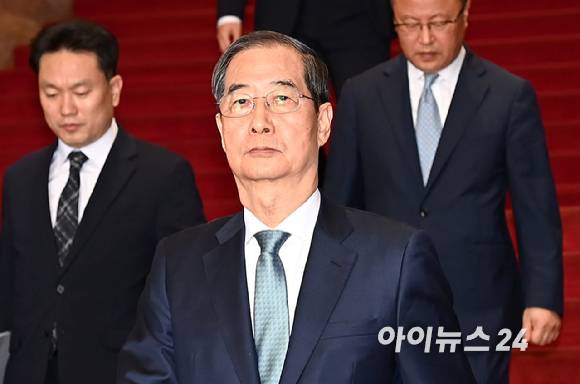 한덕수 대통령 권한대행 국무총리가 24일 오전 서울 여의도 국회에서 열린 추가경정예산안 시정연설을 마치고 국회를 나서고 있다. [사진=곽영래 기자]