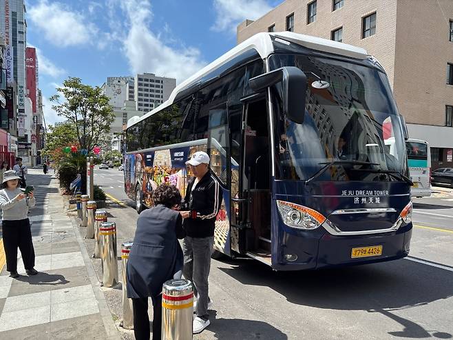 제주 드림타워 상생 순환버스가 누웨마루거리 입구에 도착한 모습. (롯데관광개발 제공)