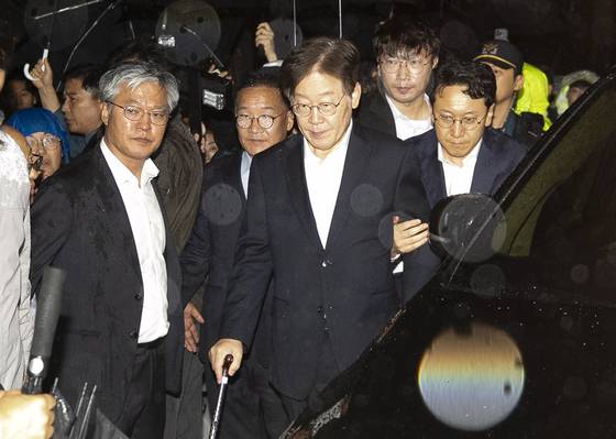 2023년 9월 27일 이재명 당시 더불어민주당 대표가 서울중앙지법의 구속영장 기각 뒤 대기하던 서울구치소를 나서고 있다. 연합뉴스