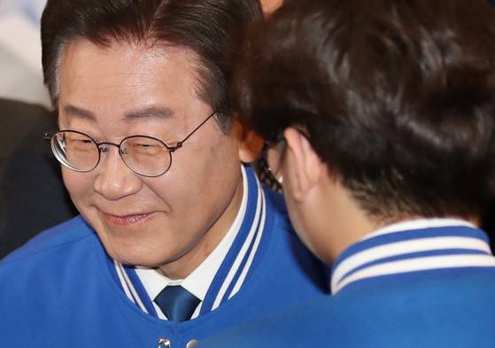 지난해 4월 10일 이재명 당시 더불어민주당 대표가 국회 의원회관에 마련된 총선 개표상황실에서 출구조사 결과를 시청한 뒤 미소를 짓고 있다. 연합뉴스