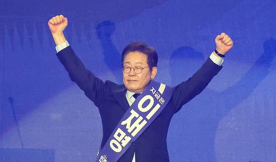 이재명 더불어민주당 대선 후보가 지난 27일 오후 경기도 고양시 킨텍스에서 열린 수도권, 강원, 제주 합동연설회에서 정견발표를 하고 있는 모습. 이 후보는 이날 압도적 격차로 다른 후보들을 따돌리며 민주당 대선 후보로 확정됐다. 임현동 기자