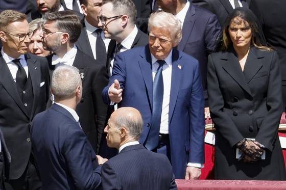 파란 넥타이와 정장의 도널드 트럼프 미국 대통령(가운데)과 그의 부인 멜라니아 여사가 26일(현지시간) 바티칸 성 베드로 광장에서 열린 프란치스코 교황의 장례 미사에 참석했다. EPA=연합뉴스