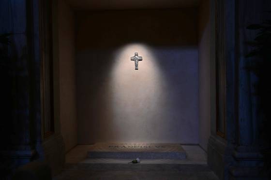 십자가 아래 프란치스코 교황의 무덤에는 하얀 장미 한 송이가 그를 추모했다. AFP=연합뉴스