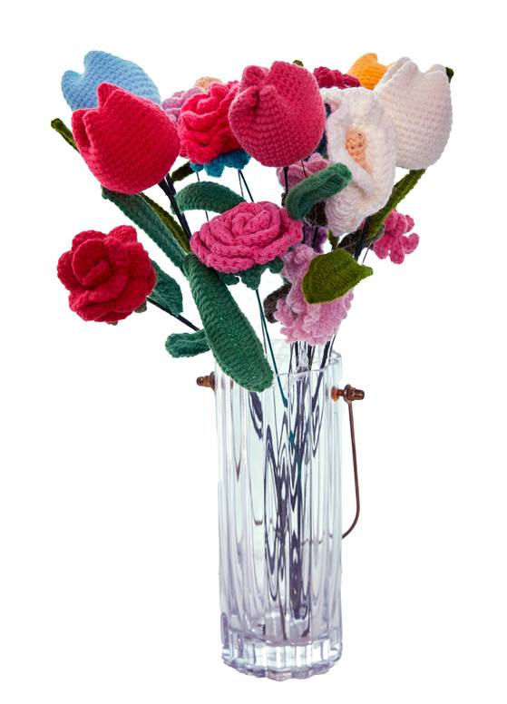 색감과 재질이 다양한 뜨개실은 꽃 종류별로 생화가 가진 특성을 자유롭게 표현할 수 있는 도구가 된다.