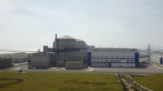 지난해 10월 한국 언론 최초로 중국 3세대 가압수형 원전인 화룽1호 현장을 찾았다. 사진 앞 원자로가 화룽1호를 채택한 푸칭 6호기다. 푸저우=신경진 기자