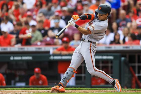 타격하는 이정후. 로이터=연합뉴스