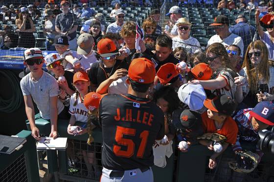 팬들에게 사인해주는 이정후. 로이터=연합뉴스