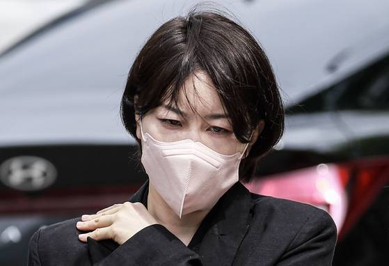 음주운전 및 불법 숙박업 운영 혐의로 기소된 문재인 전 대통령 딸 문다혜씨가 지난 17일 서울 마포구 서울서부지방법원에서 열린 1심 선고 공판에 출석하고 있다. 뉴시스