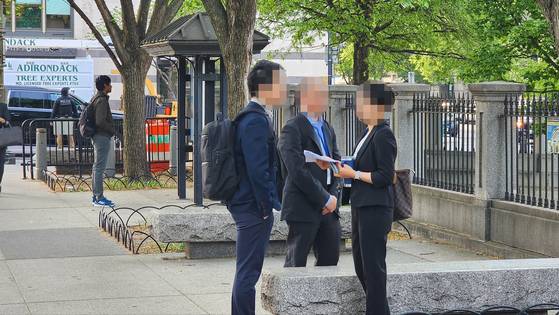 24일 중국 정부의 고위 인사들이 워싱턴에 있는 미 재무부를 방문했다. 사진은 회동이 끝나기를 기다리는 중국 측 수행원들. 강태화 기자