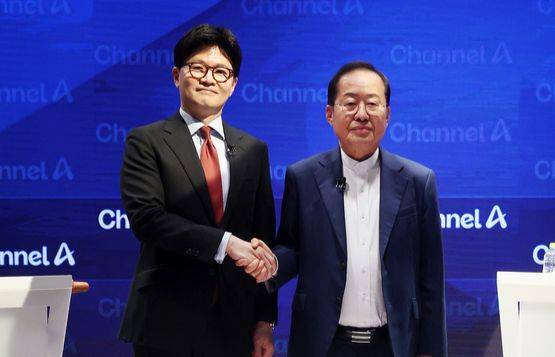 국민의힘 한동훈(왼쪽)·홍준표 대선 경선 후보가 25일 한 방송사의 토론에 앞서 악수하고 있다. [사진 국회사진기자단]