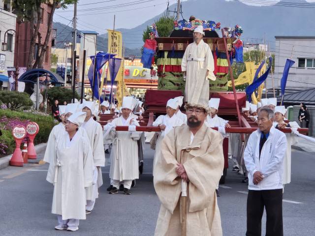 ▲ 최명서 영월군수의 발인반차 행렬이 단종 복위를 위해 목숨을 바친 사육신 등의 위패를 모신 창절사를 지나고 있다.