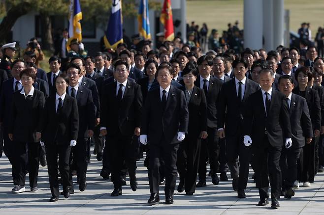 ▲ 더불어민주당 이재명 대선 후보가 28일 동작구 국립서울현충원에서 당 지도부와 함께 참배하기 위해 현충탑으로 이동하고 있다 [연합뉴스]&nbsp;