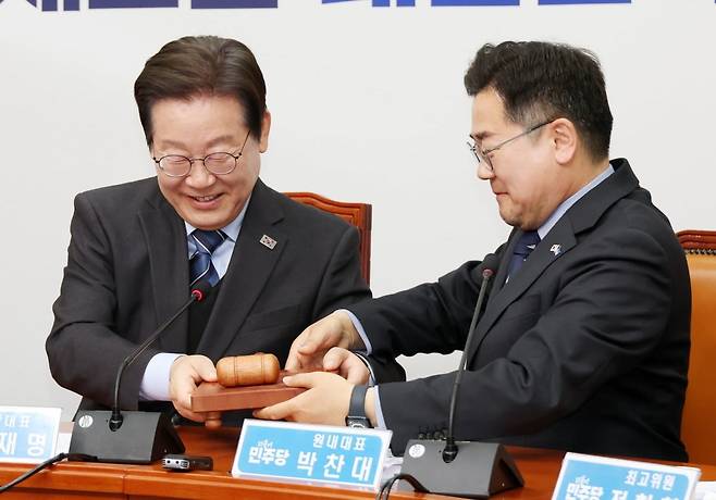 이재명 더불어민주당 대표가 지난 9일 국회에서 열린 최고위원회의에서 당 대표직을 사퇴한 후 박찬대 원내대표에게 의사봉을 건네고 있다. 강은구 기자