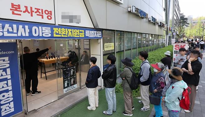 가입자 유심(USIM) 정보를 탈취당한 SK텔레콤이 유심 무료교체 서비스를 시작한 28일 서울 시내 한 SK텔레콤 대리점에서 한 가입자가 유심이 조기 소진되자 '재고 현황'을 제대로 공지하라며 항의하고 있다. 사진=연합뉴스