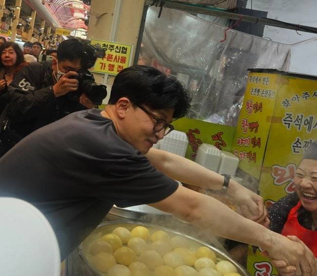 한동훈 국민의힘 대선경선 후보가 28일 충북 청주 육거리시장에서 시장 상인들과 악수를 나누고 있다.