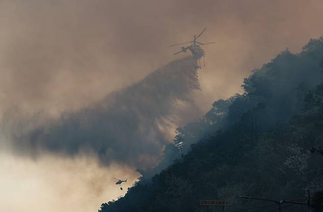 28일 오후 2시 1분께 대구 북구 노곡동 함지산에서 발생한 산불이 확산하는 가운데 헬기가 산불을 끄고 있다. /사진=연합뉴스