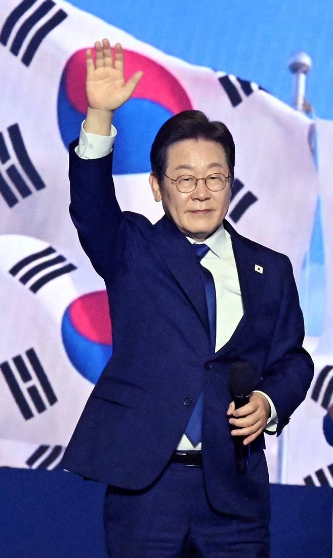 더불어민주당 이재명 대선 경선 후보가 27일 오후 고양시 킨텍스에서 에서 열린 ‘제21대 대통령선거 후보자 선출돤 이재명 후보가 인사를 하고 있다. 2025.4.27 사진=한국경제신문 강은구 기자