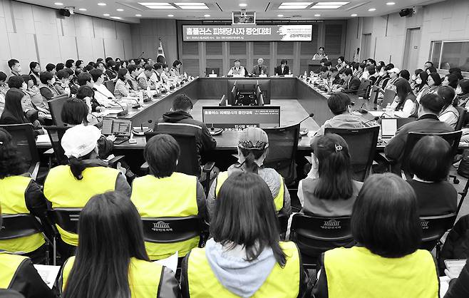 8일 서울 여의도 국회 의원회관에서 열린 ‘홈플러스 피해당사자 증언대회’에서 참석자들이 발언하고 있다. 연합뉴스