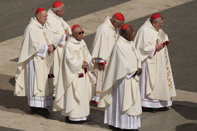 추기경들이 27일(현지시간) 바티칸 성 베드로 광장에서 바티칸 국무장관 피에트로 파롤린 추기경이 주재하는 미사에 참석하기 위해 도착하고 있다. AP연합뉴스