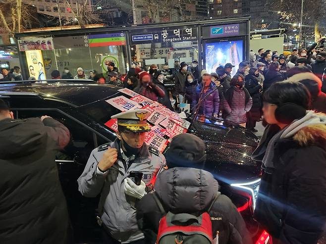 지난 1월18일 밤 서울 마포구 공덕역 인근에서 윤 전 대통령 지지자들이 고위공직자범죄수사처(공수처) 추정 차량의 앞을 막고 있다. 연합뉴스