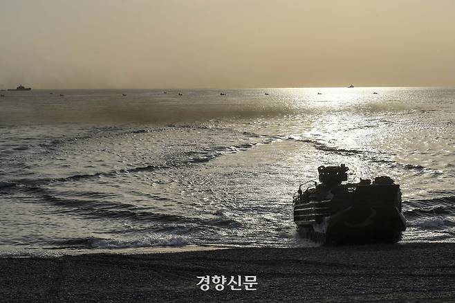 28일 포항 독석리 해안에서 진행된 해군·해병대 합동상륙훈련에서 상륙돌격장갑차(KAAV)가 해안에 상륙하고 있다. 해군·해병대 제공
