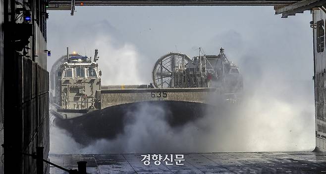 28일 포항 독석리 해안에서 진행된 해군·해병대 합동상륙훈련에서 고속상륙정(LSF)이 대형수송함 마라도함(LPH)에서 해상 돌격을 하고 있다. 해군·해병대 제공
