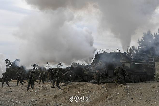 28일 포항 독석리 해안에서 진행된 해군·해병대 합동상륙훈련에서 상륙군이 하차전투를 하고 있다. 해군·해병대 제공
