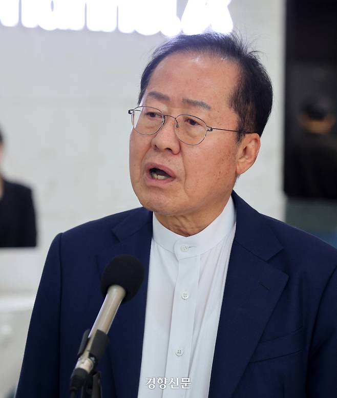 지난 25일 서울 종로구 동아미디어센터 1층 로비에서 국민의힘 대선 2차 경선 진출자인 홍준표 후보가 사전 인터뷰를 하고 있다. 국회사진기자단