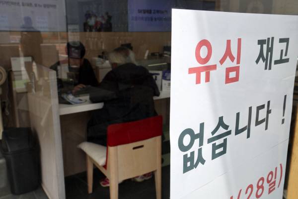 지난 27일 서울의 한 SK텔레콤 대리점에 ‘유심 재고’ 관련 안내문이 부착돼 있다. SK텔레콤은 28일부터 가입자들에게 유심(eSIM 포함) 무료 교체서비스를 제공한다. 연합뉴스