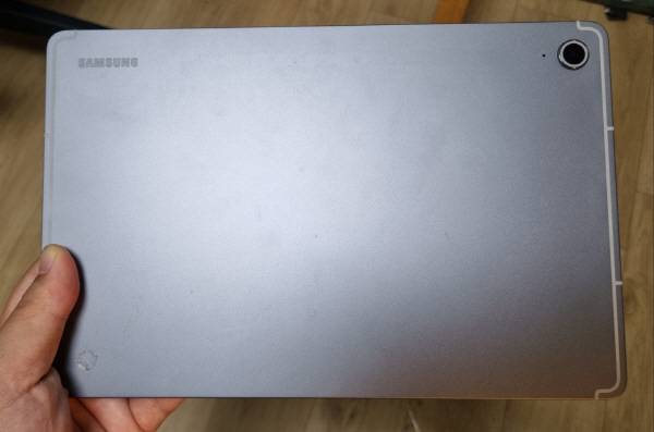 갤럭시 탭 S10 FE 후면. 케이스를 끼우지 않은 모습. 정옥재 기자