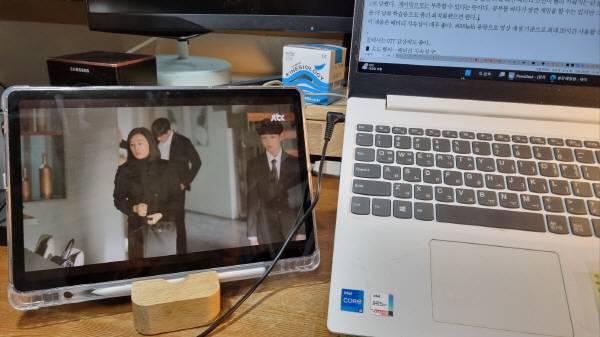 27일 일요일 퇴근 시간 이후에 작업을 하면서 갤럭시 탭 S10 FE로 드라마를 보는 모습. 정옥재 기자
