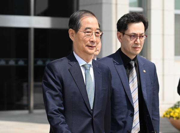 한덕수 대통령 권한대행 국무총리가 24일 오전 2025년도 제1회 추가경정예산안에 대한 시정연설을 마치고 서울 여의도 국회를 나서고 있다.