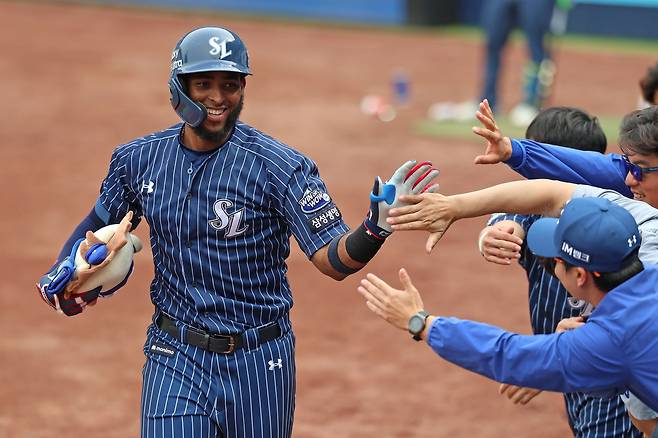 Samsung Lions first baseman Lewin Diaz celebrates during a KBO game against the the NC Dinos at Daegu Samsung Lions Park in Daegu on April 27. [SAMSUNG LIONS]
