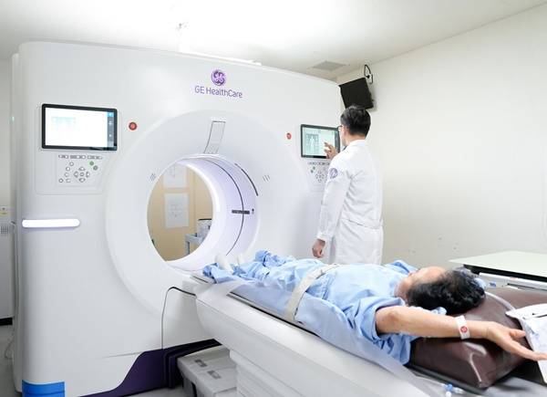 참조은병원 의료진이 최근 도입한 고성능 CT 장비를 이용해 검사를 시행하고 있다. 참조은병원 제공