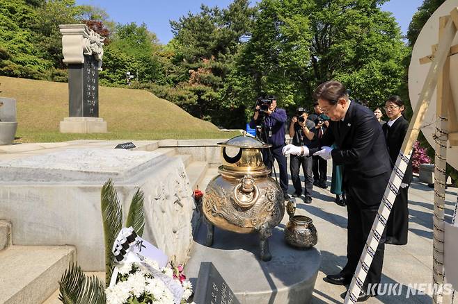 "박정희 전 대통령 묘역 분향하는 이재명 후보"&nbsp;이재명 후보는 이날 이승만·박정희·김영삼·김대중 전 대통령의 묘역도 모두 참배했다.&nbsp;