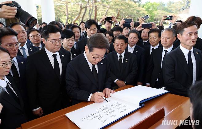이재명 더불어민주당 제21대 대통령 선거 후보가 28일 오전 서울 동작구 국립서울현충원 현충탑에 참배를 마친 뒤 방명록을 적고 적었다.