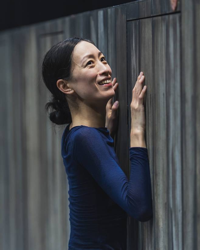 이상은이 서울시발레단의 요한 잉거 안무 ‘워킹 매드’를 연습하고 있다. (c)세종문화회관