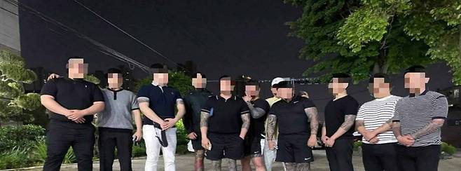 조직원 출소식 단체 사진. 인천지검 제공