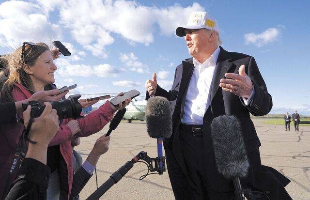 도널드 트럼프 미국 대통령이 27일(현지시간) 뉴저지주 모리스타운시립공항 활주로에서 워싱턴DC로 돌아가는 전용기 탑승을 앞두고 기자들의 질문에 답하고 있다. AP연합뉴스