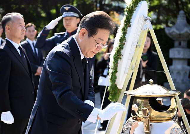 이재명 더불어민주당 대선 후보가 28일 오전 서울 동작구 국립서울현충원에서 이승만 전 대통령 묘역을 찾아 분향하고 있다. 이 후보는 박정희 김영삼 김대중 등 다른 전직 대통령 묘역에도 모두 참배했다. 연합뉴스