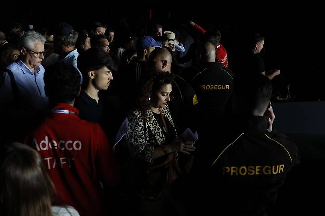 28일(현지시간) 스페인 마드리드에서 열린 무투아 마드리드 오픈 테니스 대회 중 대규모 정전이 발생하자 사람들이 퇴장하고 있다. EPA연합뉴스