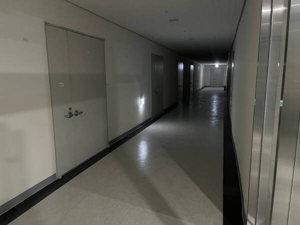 28일 인천 남동국가산업단지에 있는 한 지식산업센터 건물 한 층이 텅 비어 있다. 김샛별기자