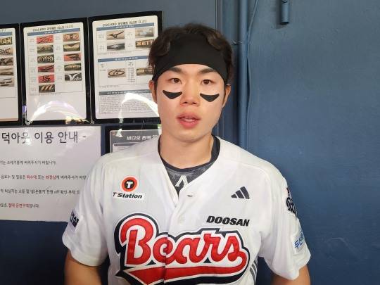 첫 홈런 치고 인터뷰하는 두산 오명진. 사진[연합뉴스]