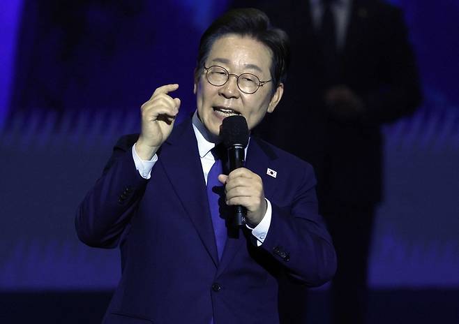 이재명 더불어민주당 제21대 대통령선거 예비후보자가 27일 경기도 고양시 킨텍스에서 열린 수도권 강원 제주 합동연설회에서 후보로 확정된 뒤 수락연설을 하고 있다.[사진=김호영기자]