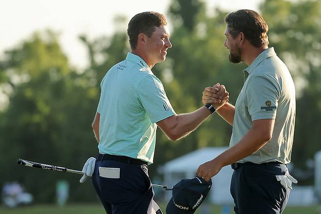 벤 그리핀(왼쪽)과 앤드루 노백이 28일 PGA 투어 취리히 클래식에서 우승을 확정한 뒤, 손을 맞잡고 함께 기뻐하고 있다. AFP연합뉴스