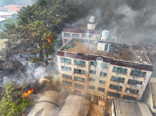 28일 오후 2시 1분께 대구 북구 노곡동 함지산에서 발생한 산불이 인근인 조야동 민가까지 확산하고 있다. [사진출처=연합뉴스]