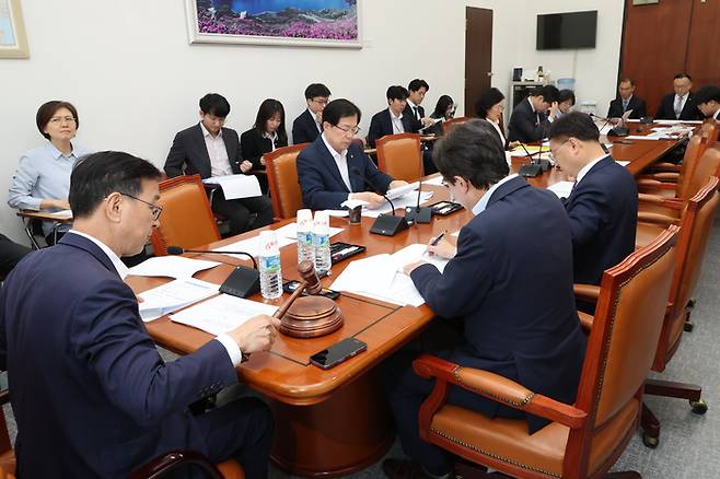 28일 국회 행정안전위원회에서 열린 제1차 예산·결산기금심사소위원회의에서 더불어민주당 소속 위성곤 소위원장이 2025년도 제1회 추가경정예산안을 상정하고 있다. [사진 출처 = 연합뉴스]