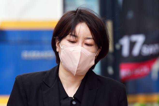 음주운전과 불법 숙박업 혐의로 기소된 문재인 전 대통령의 딸 다혜 씨가 17일 서울 마포구 서울서부지방법원에서 열린 1심 선고 공판에 출석하고 있다. [사진 = 연합뉴스]