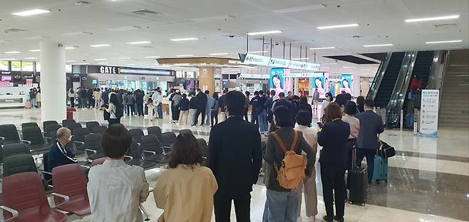 28일 오전 김포공항 국제선 여객터미널 1층에 SK텔레콤 유심을 무료 교체하기 위한 대기 줄이 길게 형성돼 있다. [지홍구 기자]