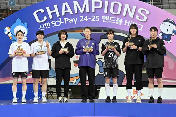 사진 베스트7 수상 선수들이 단체 사진을 찍고 있다(좌로부터 SK슈가글라이더즈 강경민, 부산시설공단 이혜원, 광주도시공사 서아루, 삼척시청 박새영, 삼척시청 전지연,경남개발공사 김소라, 서울시청 우빛나), 사진 제공=한국핸드볼연맹
